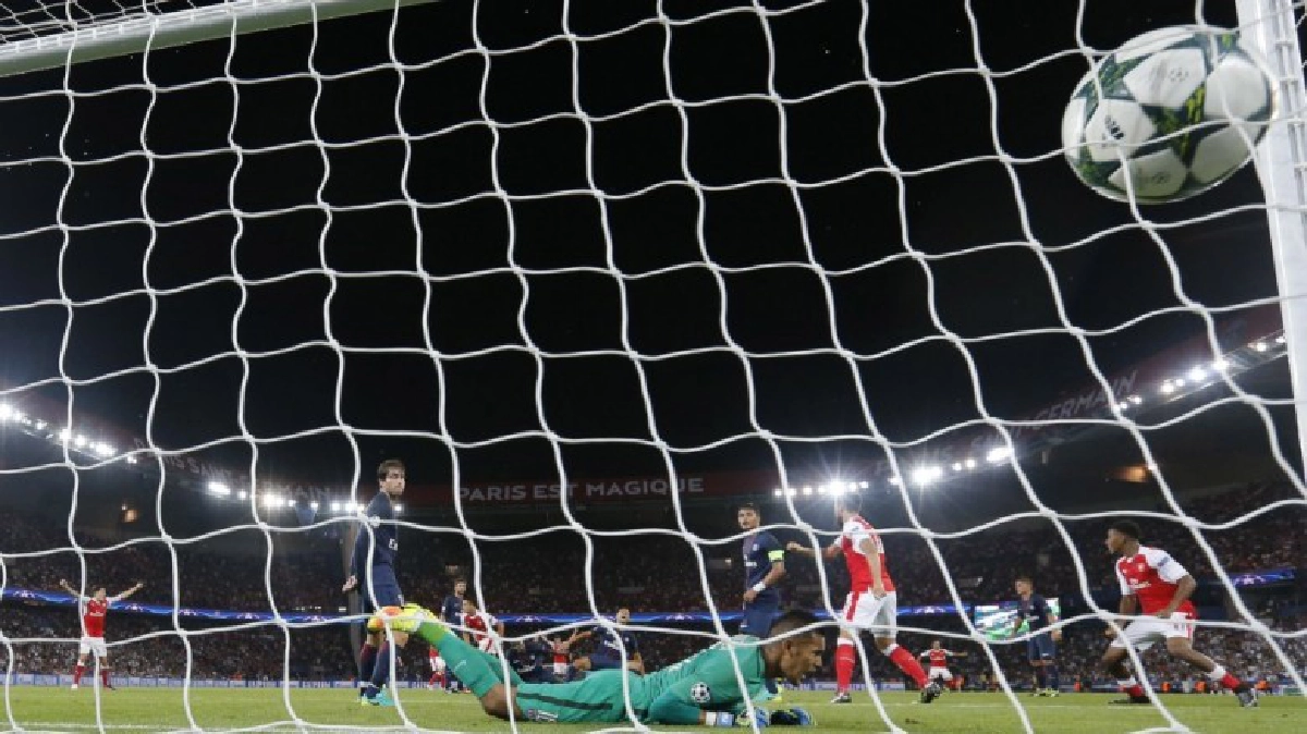 อาร์เซนอล บุกแบ่งแต้มจาก 'เปแอสเช' อาร์เซนอล บุกแบ่งแต้มจาก 'เปแอสเช'