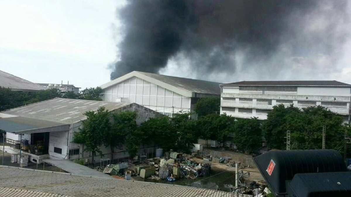 ไฟไหม้เครื่องกรองน้ำ“โรงงานทอผ้า”ย่านแสมดำ ไฟไหม้เครื่องกรองน้ำ“โรงงานทอผ้า”ย่านแสมดำ