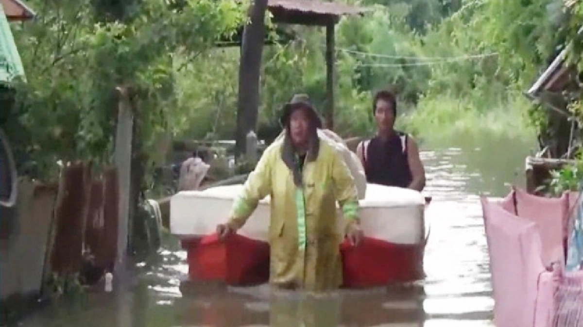 ชาวชุมชนริมฝั่งแม่น้ำมูลอพยพหลังน้ำขึ้นสูง ชาวชุมชนริมฝั่งแม่น้ำมูลอพยพหลังน้ำขึ้นสูง