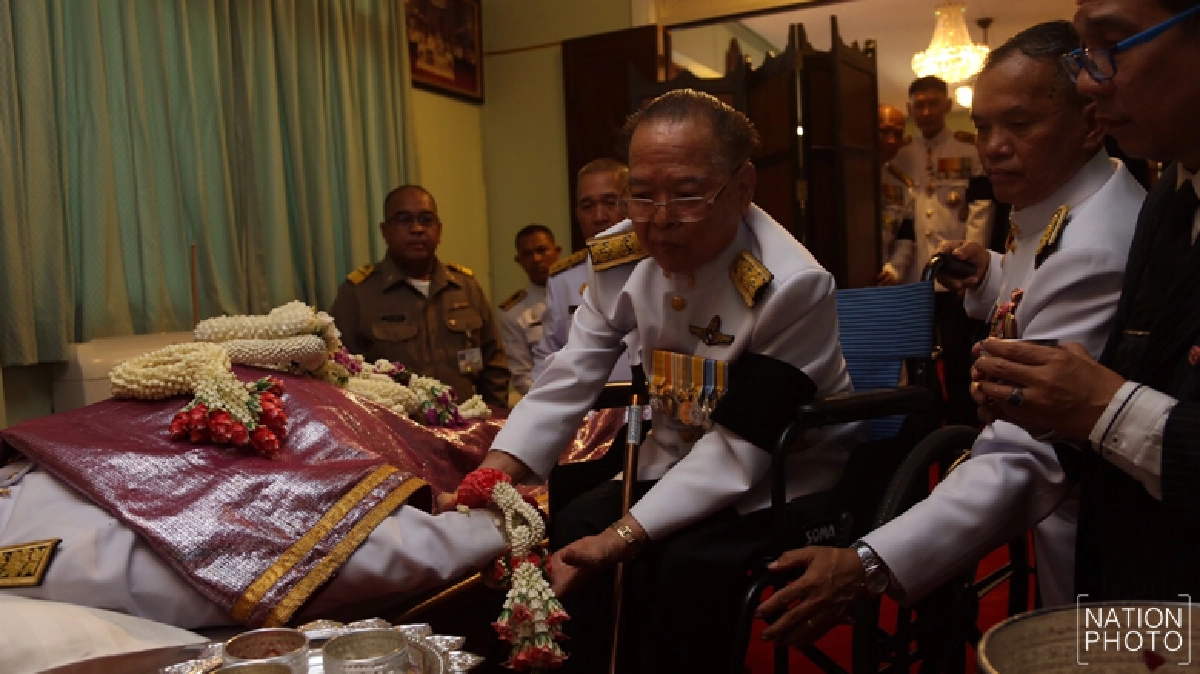 ขวัญแก้ว วัชโรทัย เดินทางมารดน้ำศพพี่ชายฝาแฝด "แก้วขวัญ" ขวัญแก้ว วัชโรทัย เดินทางมารดน้ำศพพี่ชายฝาแฝด "แก้วขวัญ"