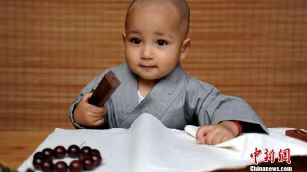 เณรน้อยผู้น่ารักในวันไหว้พระจันทร์ เณรน้อยผู้น่ารักในวันไหว้พระจันทร์