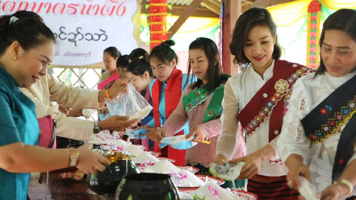 ชาวไทยเชื้อสายมอญสืบสานประเพณีตักบาตรน้ำผึ้ง