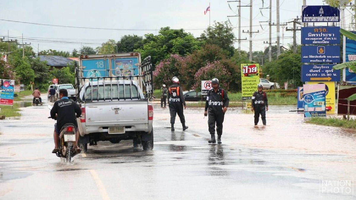 น้ำท่วมพิษณุโลก'ตร.นครไทย'ระดมกำลังช่วย ปชช. น้ำท่วมพิษณุโลก'ตร.นครไทย'ระดมกำลังช่วย ปชช.