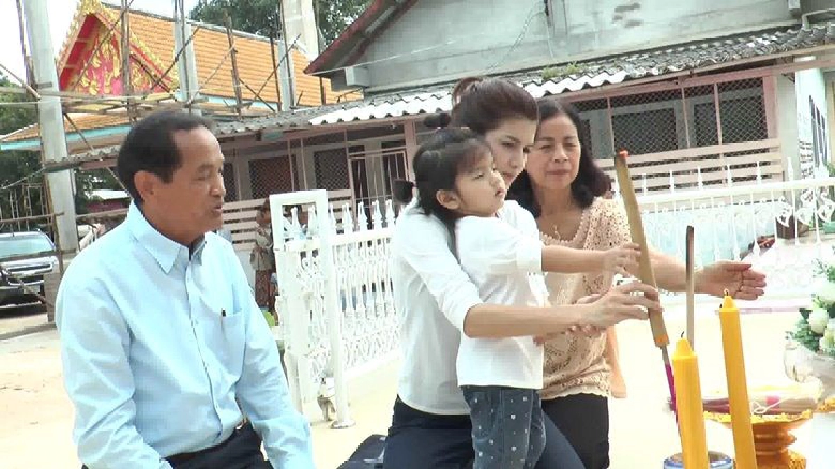 “โบว์-มะลิ”ครอบครัวสหวงษ์ทำบุญให้“ปอ” “โบว์-มะลิ”ครอบครัวสหวงษ์ทำบุญให้“ปอ”