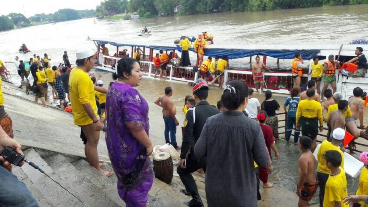 ตร.เตรียมแจ้ง 3 ข้อหา คนขับเรือมรณะ ตร.เตรียมแจ้ง 3 ข้อหา คนขับเรือมรณะ
