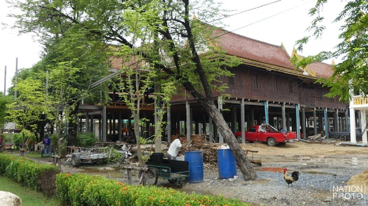 ยกกุฏิไม้สักโบราณสูง4เมตรหนีน้ำท่วม