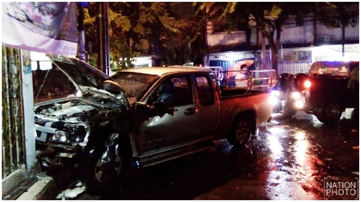 ถนนลื่นหนุ่มขับรถเสียหลักแหกโค้งชนท้ายเก๋ง พุ่งชนเสาข้างทาง ถนนลื่นหนุ่มขับรถเสียหลักแหกโค้งชนท้ายเก๋ง พุ่งชนเสาข้างทาง