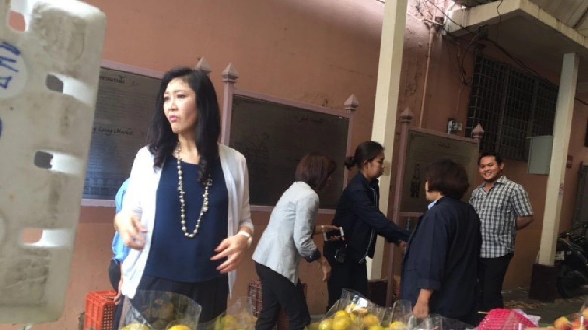 "ยิ่งลักษณ์"เมินคลองผดุงช้อปนางเลิ้ง "ยิ่งลักษณ์"เมินคลองผดุงช้อปนางเลิ้ง