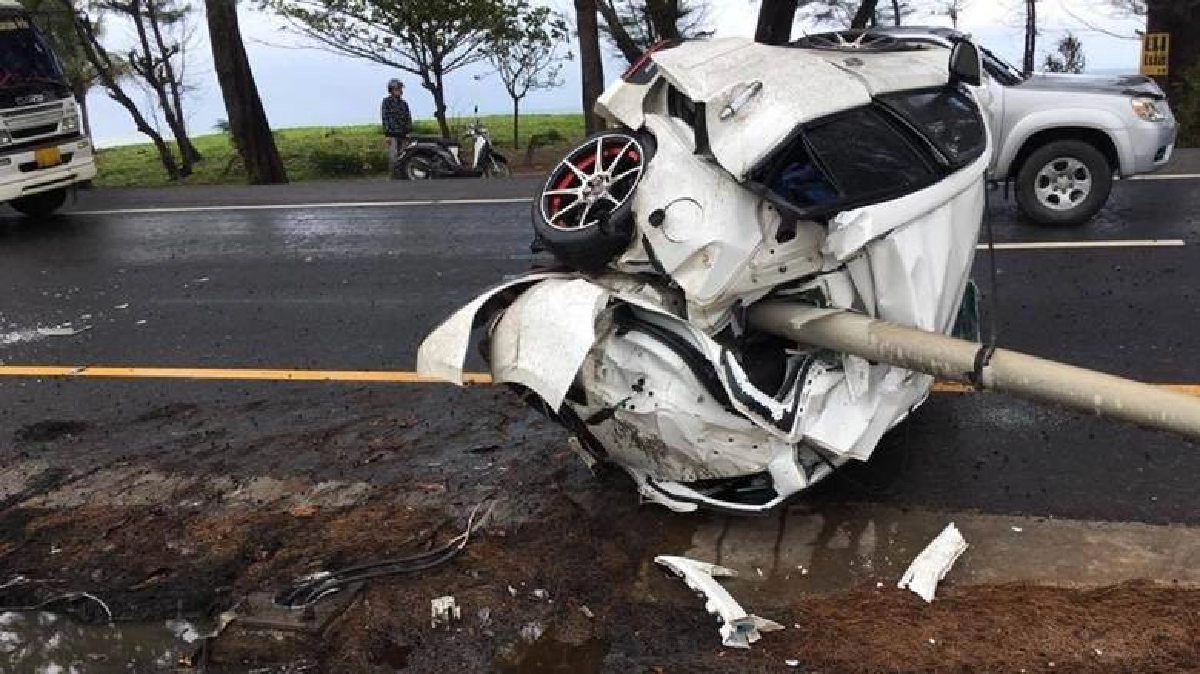 หวิดดับ“หนุ่มพังงา”ควบเก๋งฝ่าสายฝนลื่นหมุนฟาดเสาไฟฟ้ารถยับ