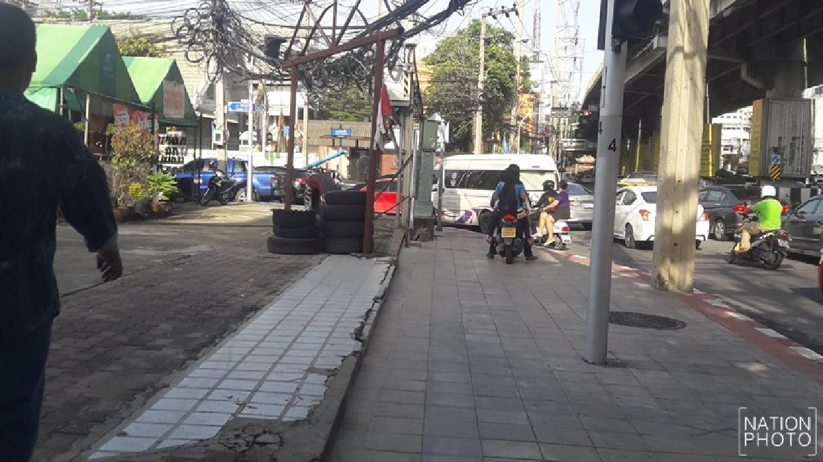จยย.วิ่งบนฟุตบาท'ปาดหน้า'คนเดิน จยย.วิ่งบนฟุตบาท'ปาดหน้า'คนเดิน