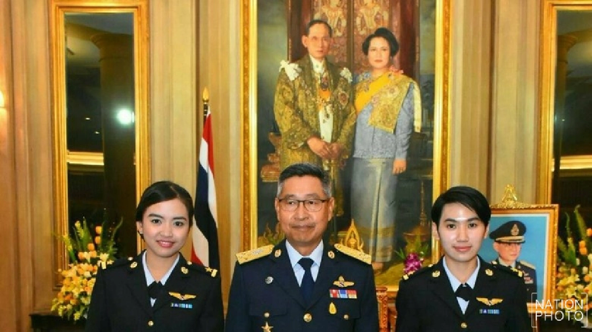 ผบ.ทอ.มอบเครื่องหมาย นักบินหญิง 2 คนแรก ผบ.ทอ.มอบเครื่องหมาย นักบินหญิง 2 คนแรก