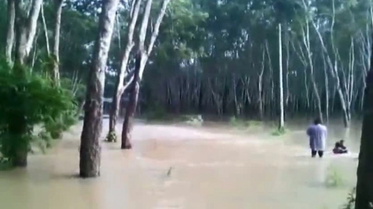 น้ำป่าทะลักท่วมตะกั่วป่า50หลังคาเรือนเดือดร้อน น้ำป่าทะลักท่วมตะกั่วป่า50หลังคาเรือนเดือดร้อน