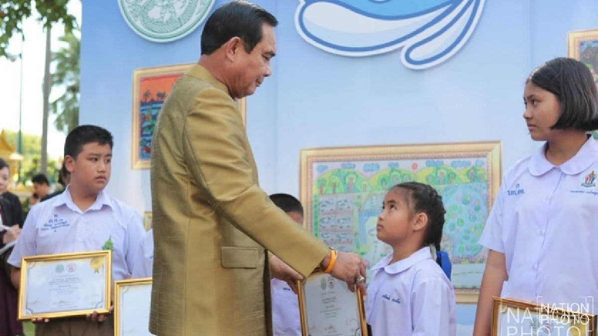 “ลุงตู่” มอบรางวัลออกแบบบรรจุภัณฑ์นมโรงเรียน
