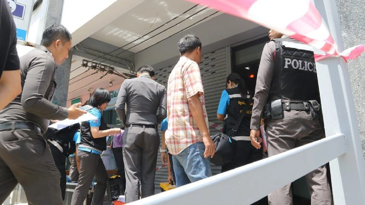 พฐ.เข้าตรวจอาคารที่พบตู้แช่หั่นศพ-เก็บคราบเลือดรอยนิ้วมือแฝง พฐ.เข้าตรวจอาคารที่พบตู้แช่หั่นศพ-เก็บคราบเลือดรอยนิ้วมือแฝง