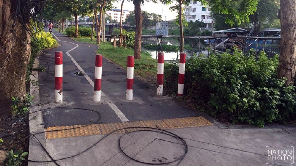 เลนจักรยาน แต่มีสิ่งกีดขวาง เลนจักรยาน แต่มีสิ่งกีดขวาง