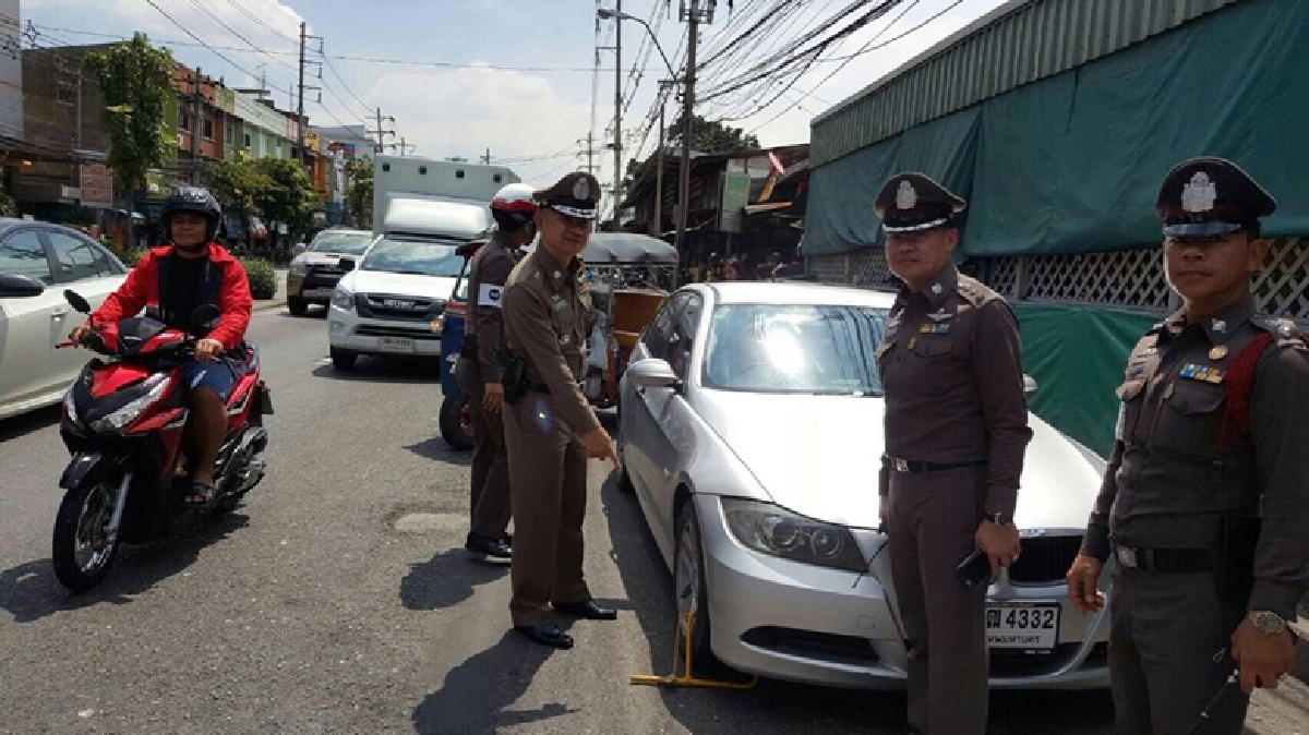 ตร."จับปรับ"รถมักง่าย ตร."จับปรับ"รถมักง่าย