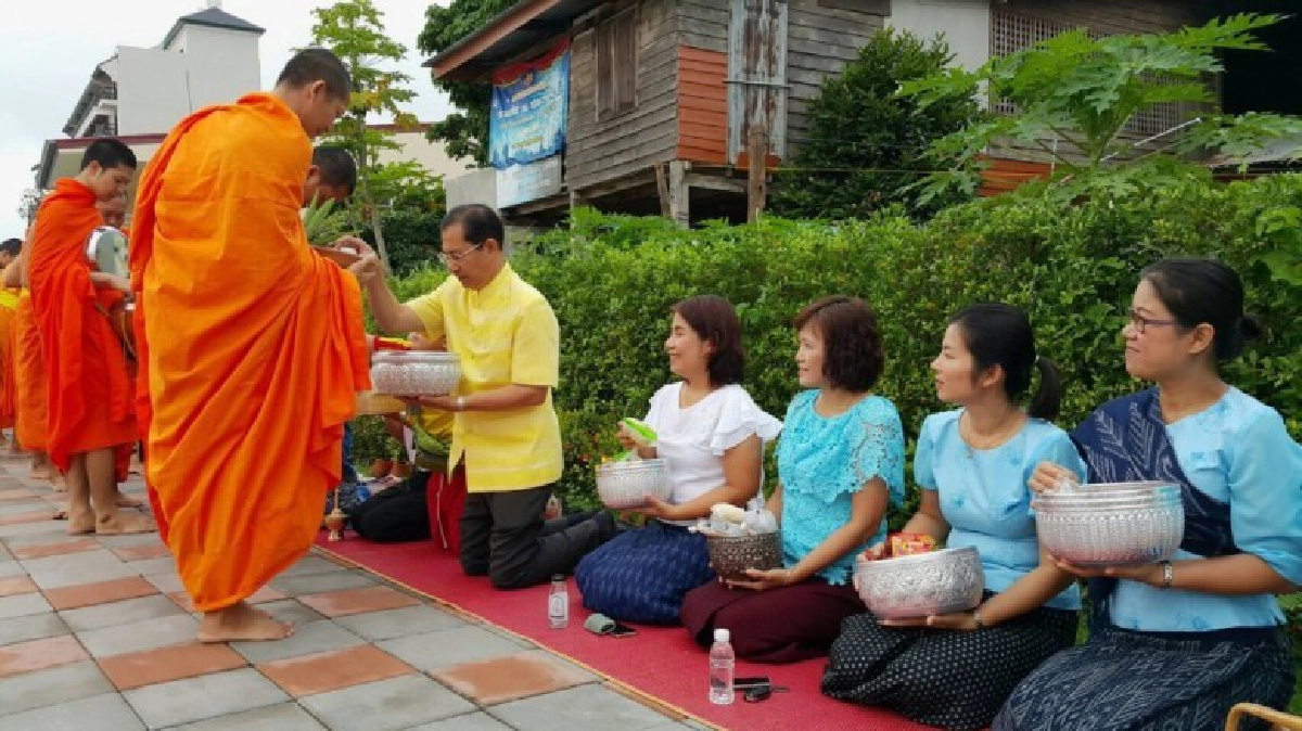 ผู้ว่าฯ พาทำบุญ "วันพระ"