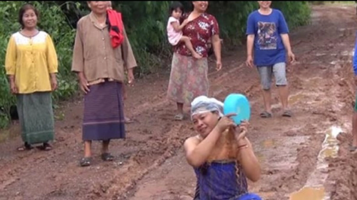ระบาดอาบน้ำโคลนกลางถนน โผล่อีกที่จ.หนองบัวลำภู ระบาดอาบน้ำโคลนกลางถนน โผล่อีกที่จ.หนองบัวลำภู