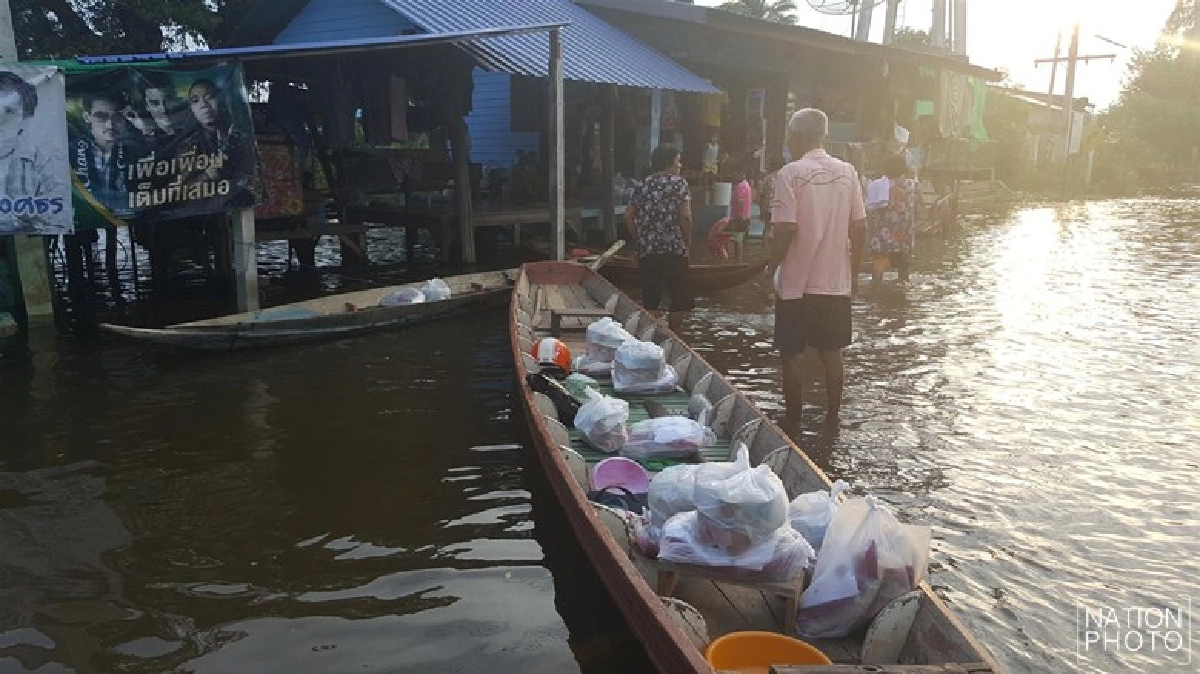 น้ำป่าหลากท่วม'บ้าน-ถนน' ปชช.พิิจิตรใช้เรือแทนรถ น้ำป่าหลากท่วม'บ้าน-ถนน' ปชช.พิิจิตรใช้เรือแทนรถ