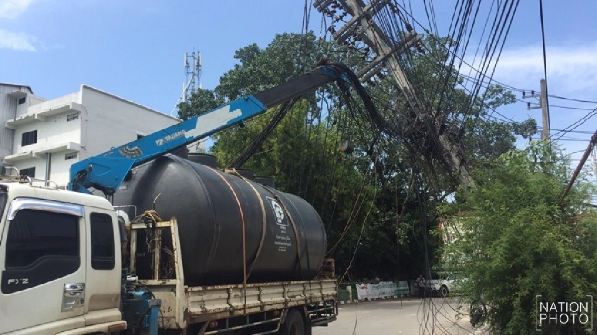 รถบรรทุกลืมพับ'เครน'ดึงเสาไฟฟ้าล้ม รถบรรทุกลืมพับ'เครน'ดึงเสาไฟฟ้าล้ม