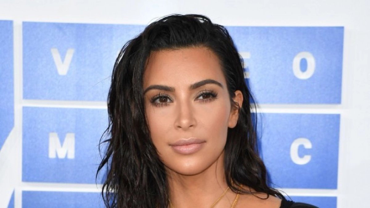 "คิม คาเดเชียน" ช็อคตร.ปลอมบุกปล้นกวาดทรัพย์ 380 ล้าน "คิม คาเดเชียน" ช็อคตร.ปลอมบุกปล้นกวาดทรัพย์ 380 ล้าน