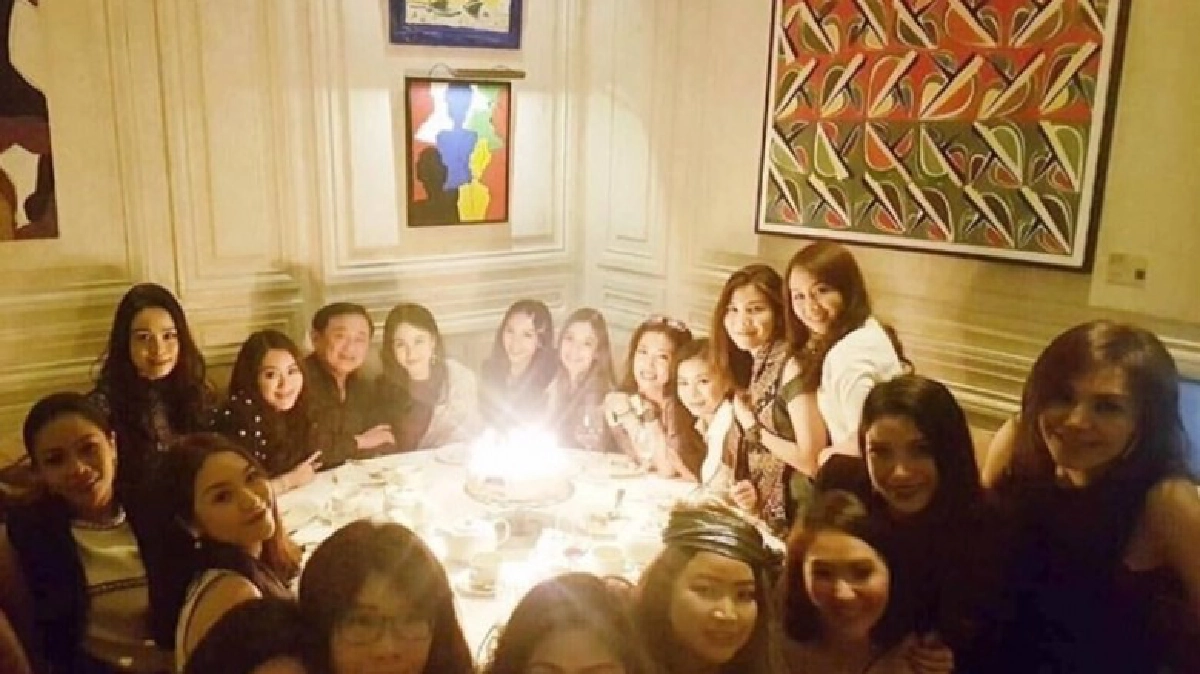 “ทักษิณ”ชื่นมื่นออกเดทกับสาว18คน