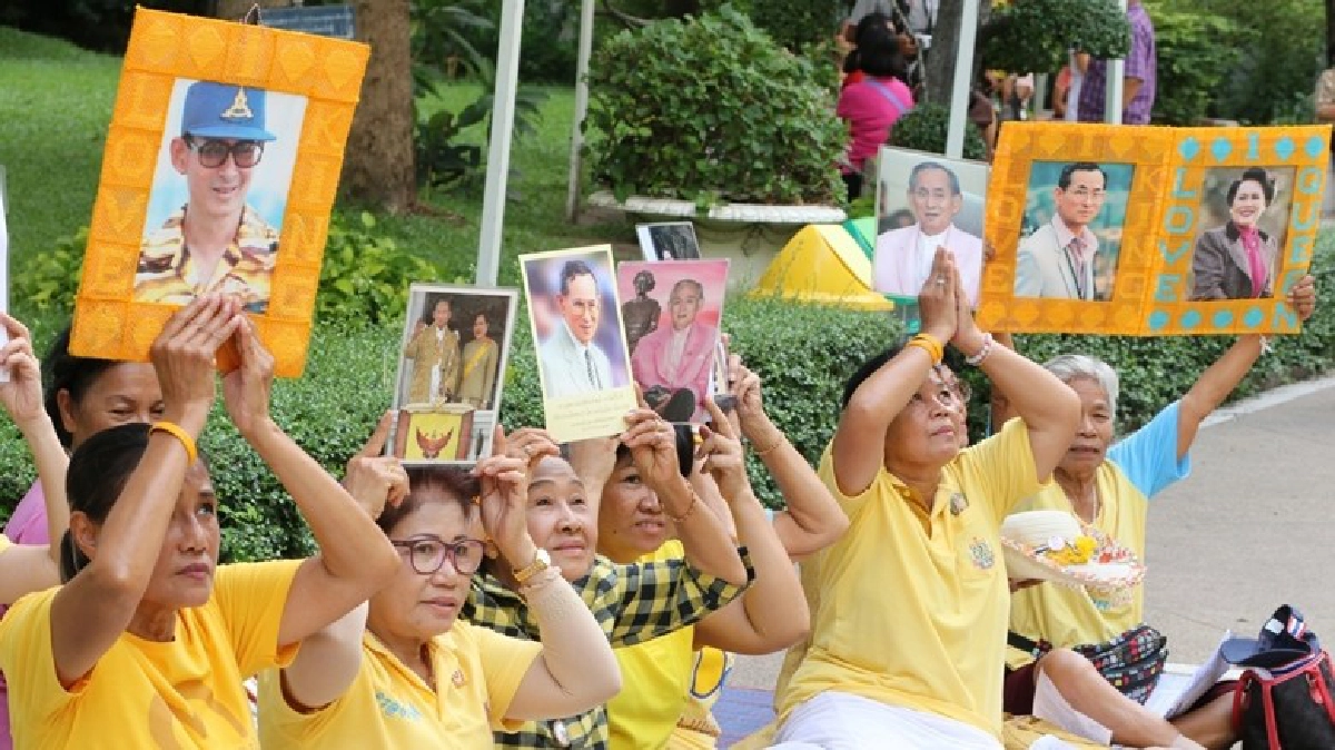 พสกนิกรร่วมลงนามถวายพระพร พสกนิกรร่วมลงนามถวายพระพร