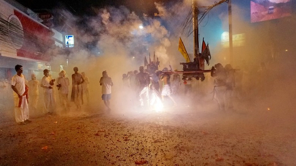 ชาวภูเก็ต-นทท.ร่วมจุดประทัดส่งพระ ชาวภูเก็ต-นทท.ร่วมจุดประทัดส่งพระ