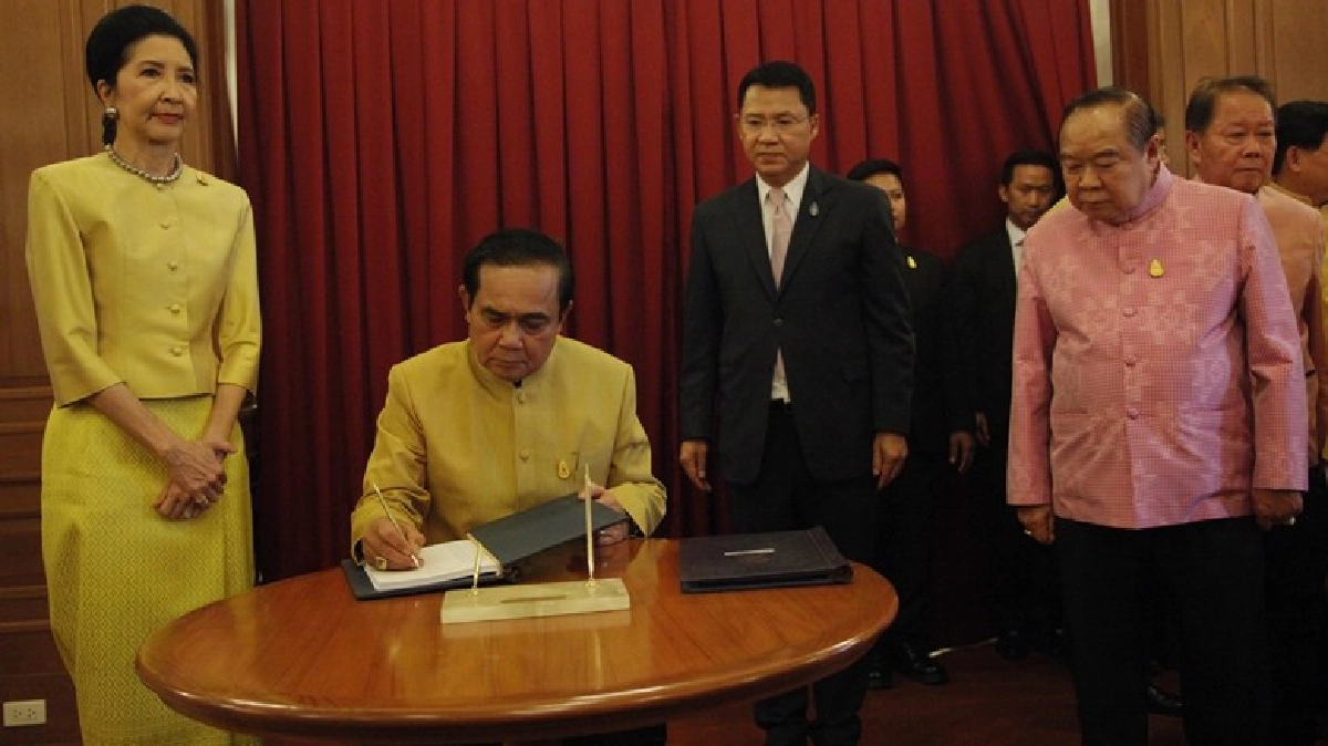 พสกนิกรพร้อมใจถวายพระพรในหลวง พสกนิกรพร้อมใจถวายพระพรในหลวง