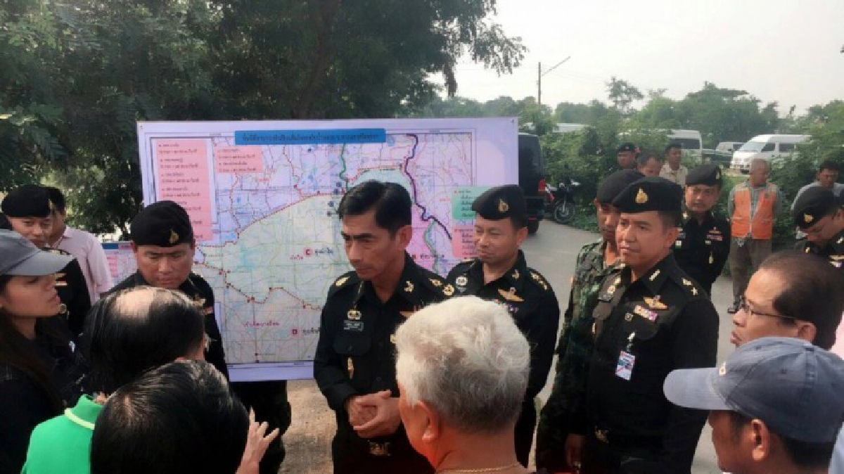 ผบ.พล.ม.2 ลงพื้นที่ อ.เสนา รับฟังปัญหาชาวบ้านน้ำท่วม ผบ.พล.ม.2 ลงพื้นที่ อ.เสนา รับฟังปัญหาชาวบ้านน้ำท่วม