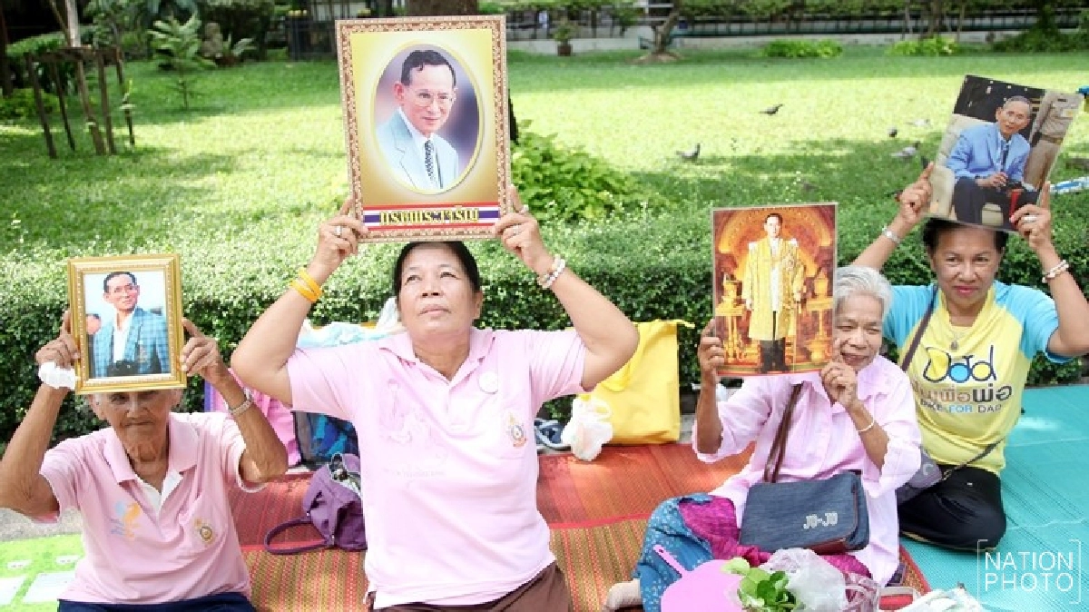 พสกนิกรพร้อมใจสวดมนต์ถวายพระพร พสกนิกรพร้อมใจสวดมนต์ถวายพระพร