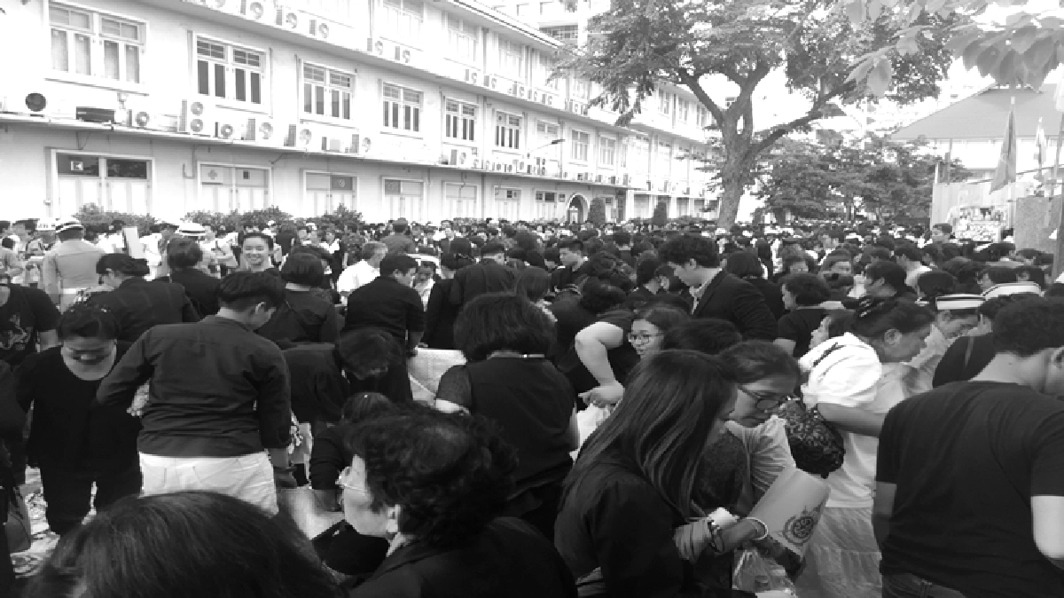 ปชช.ในศิริราชร่ำไห้ ร่วมส่งเสด็จ“ในหลวง”