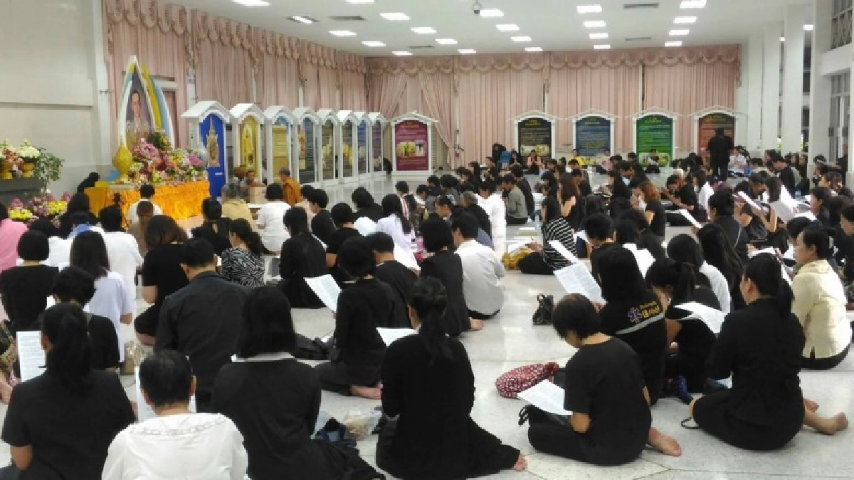 ประชาชนสวดมนต์เพื่อถวายเป็นพระราชกุศล ประชาชนสวดมนต์เพื่อถวายเป็นพระราชกุศล