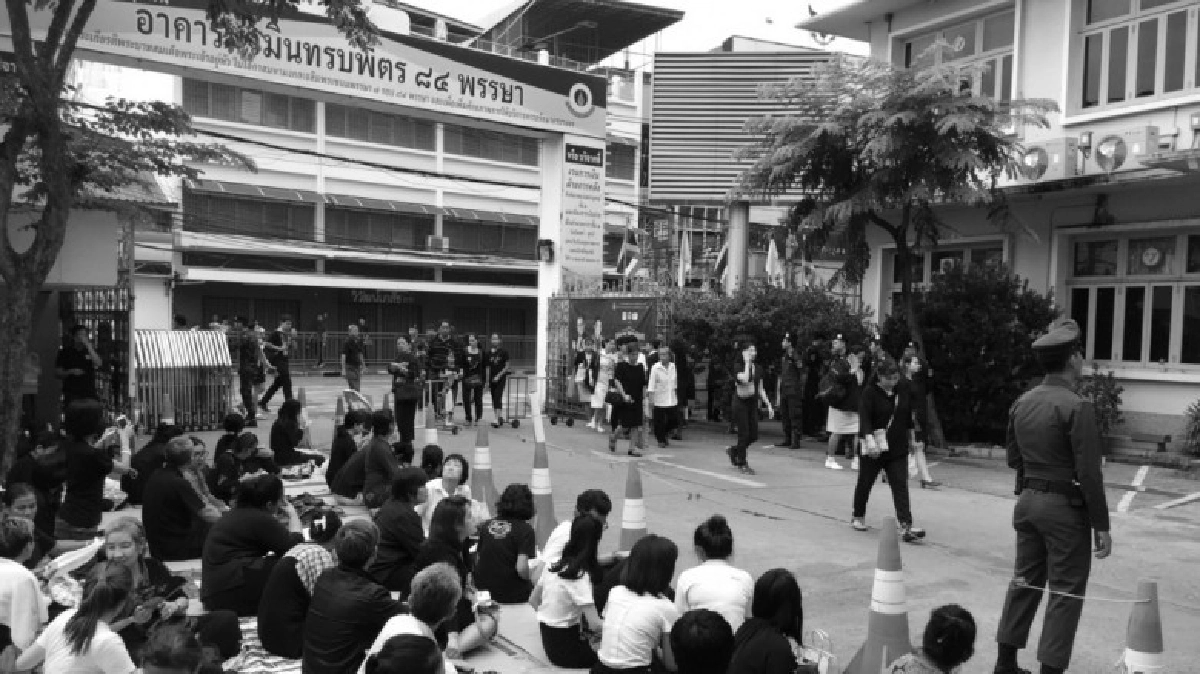 พสกนิกร ปักหลักศิริราช รอพิธีเคลื่อนพระศพ พสกนิกร ปักหลักศิริราช รอพิธีเคลื่อนพระศพ