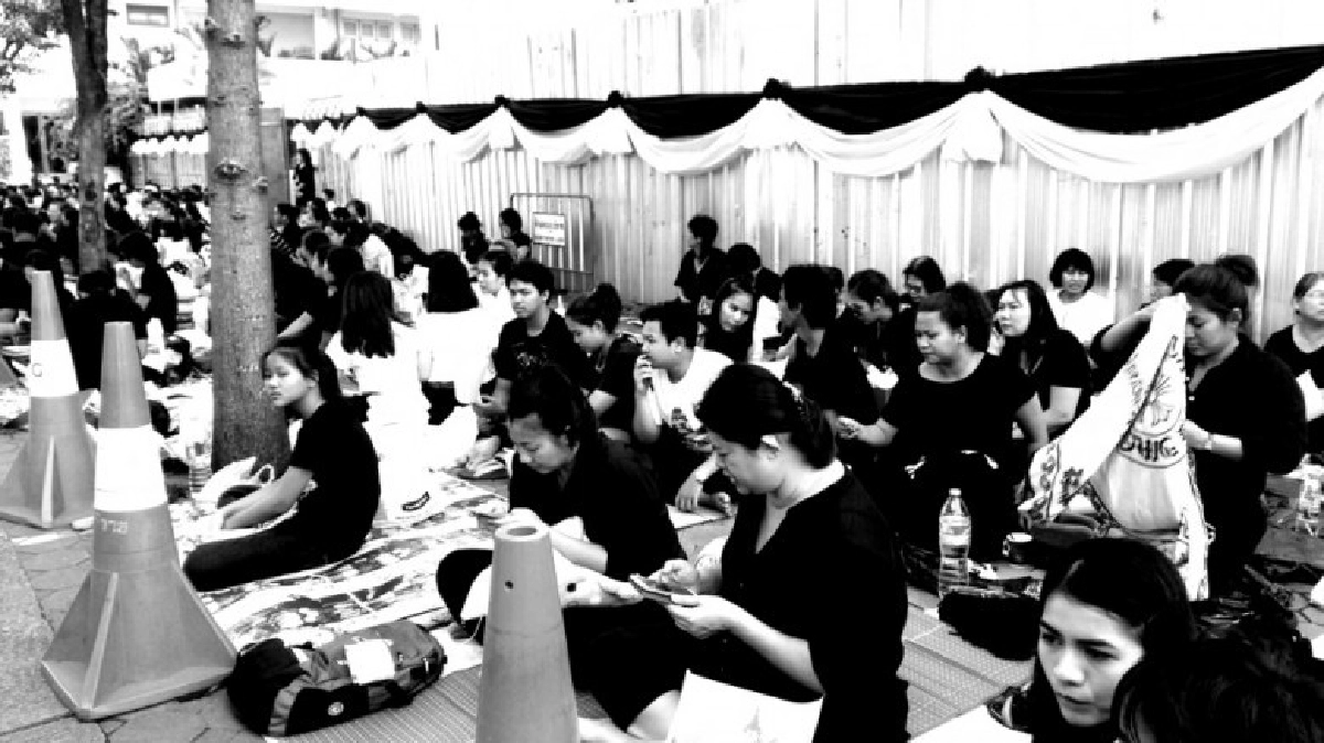 พสกนิกรร่วมถวายสักการะพระบรมศพ 2 ข้างทาง
