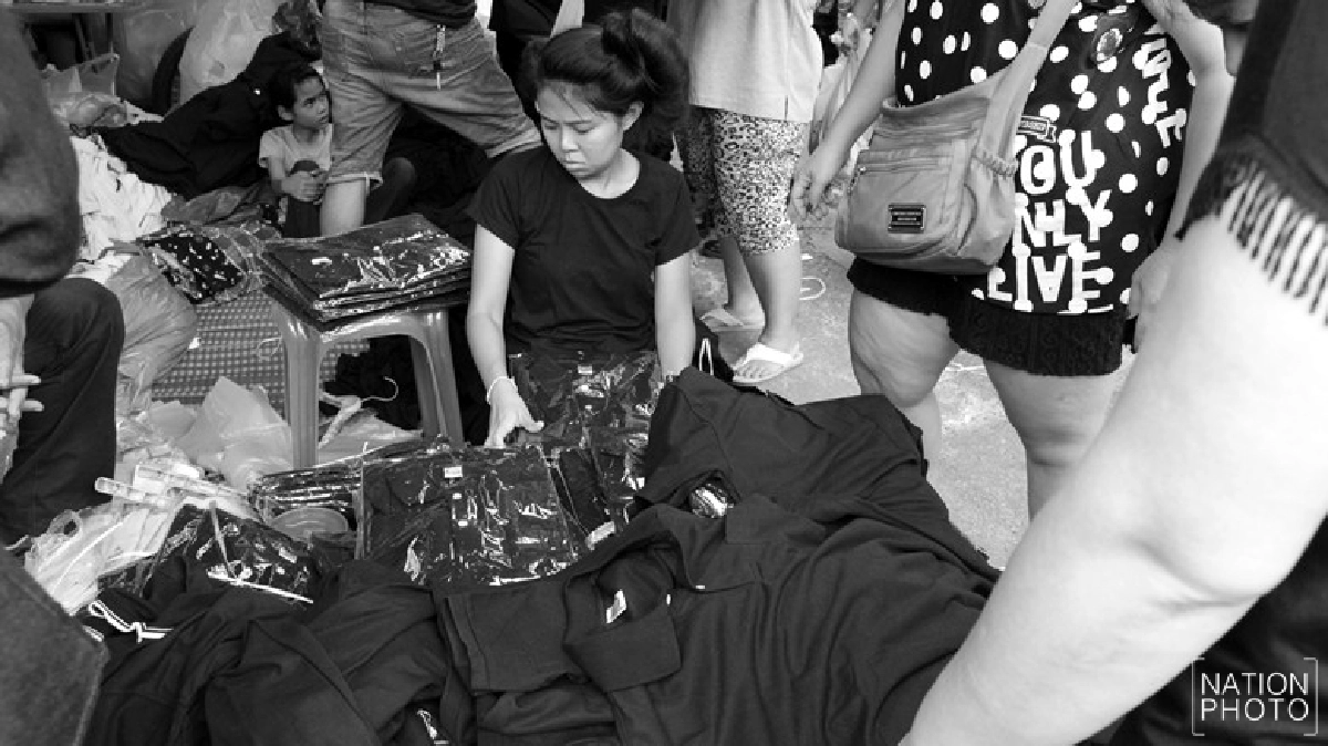 ‘โบ๊เบ๊’คึกคักแห่ซื้อเสื้อดำราคาพุ่งเท่าตัว