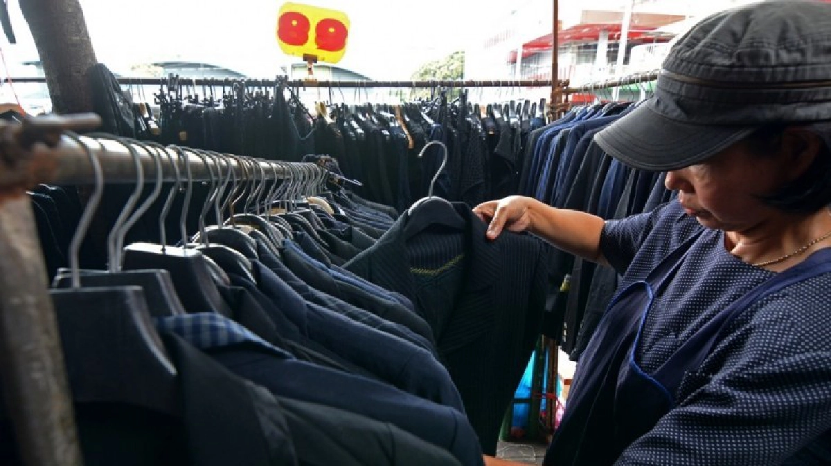 แห่ซื้อชุดดำ"โบ๊เบ๊-ประตูน้ำ"จราจรหนาแน่น แห่ซื้อชุดดำ"โบ๊เบ๊-ประตูน้ำ"จราจรหนาแน่น