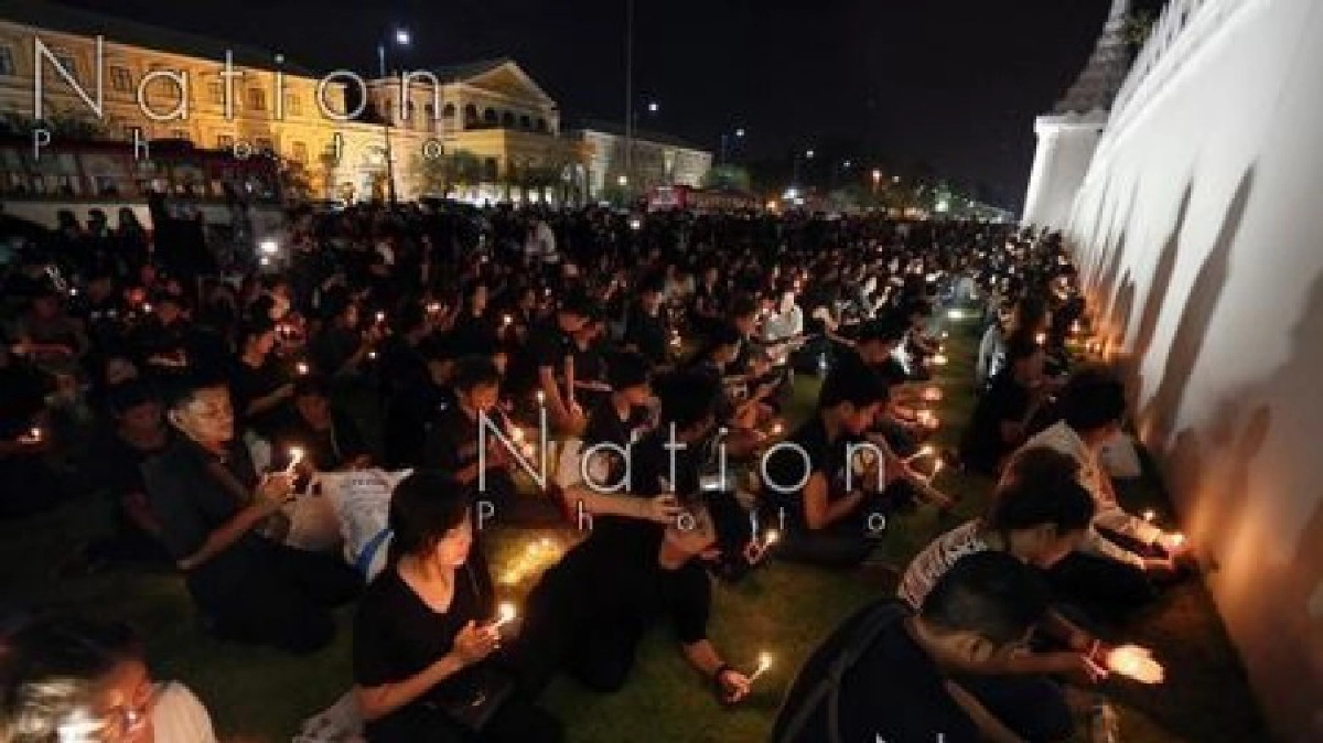 พสกนิกรหลั่งน้ำตาจุดเทียนถวายอาลัย พสกนิกรหลั่งน้ำตาจุดเทียนถวายอาลัย