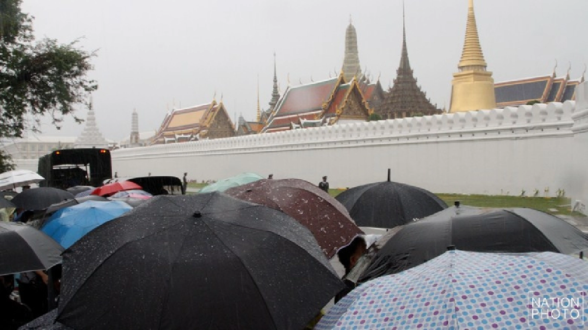 พสกนิกรหลั่งไหลถวายอาลัยเนืองแน่นกลางสายฝน พสกนิกรหลั่งไหลถวายอาลัยเนืองแน่นกลางสายฝน