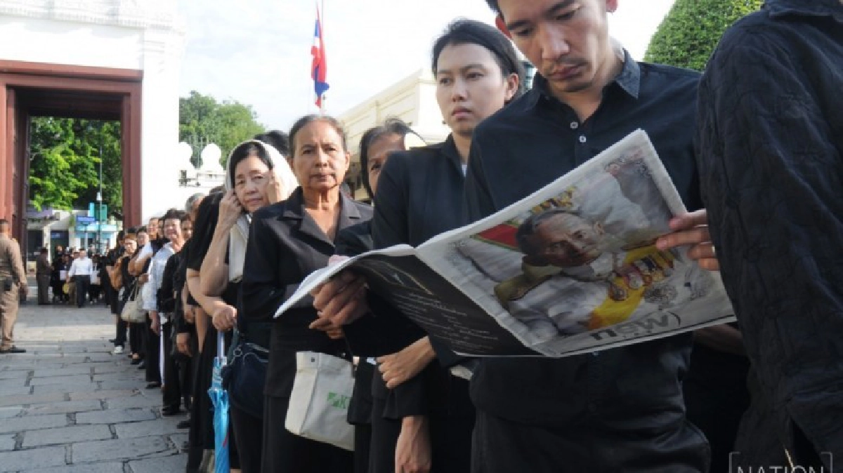 คลื่นปชช.แห่เข้าคิวรอลงนามความอาลัย คลื่นปชช.แห่เข้าคิวรอลงนามความอาลัย