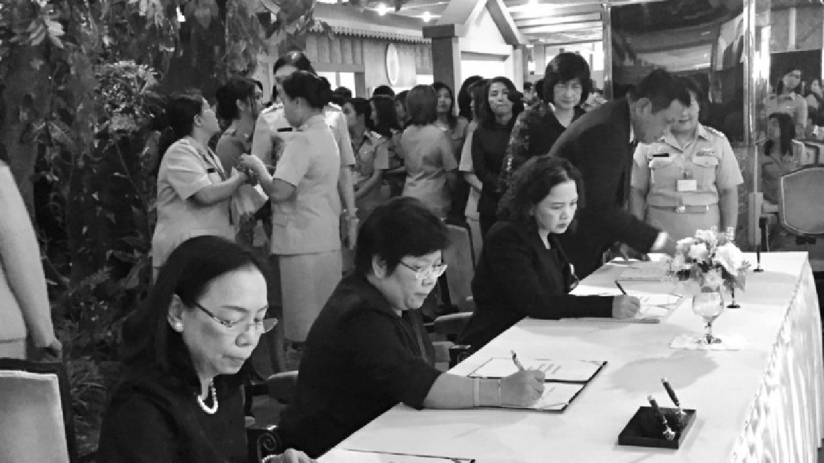 ขรก.สภาฯถวายความอาลัยในหลวง