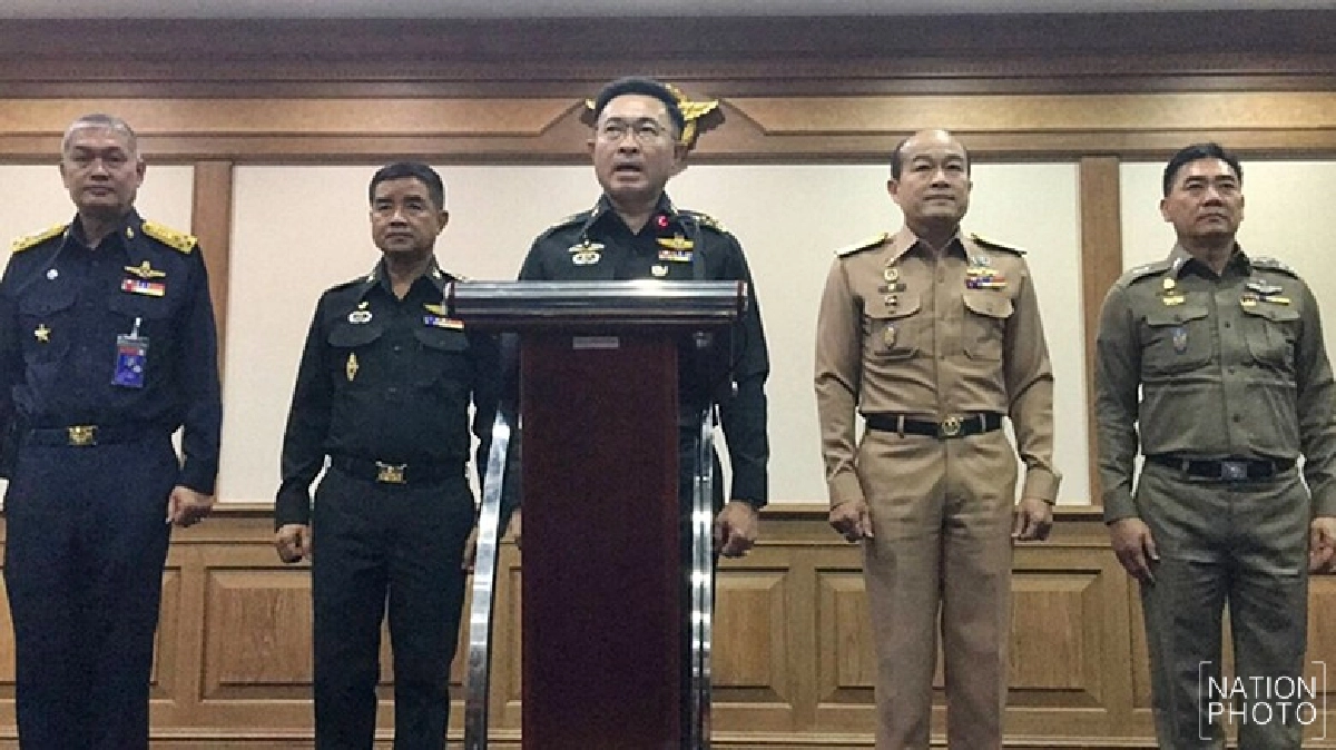 ผบ.สส.นำเหล่าทัพยืนถวายอาลัยในหลวง