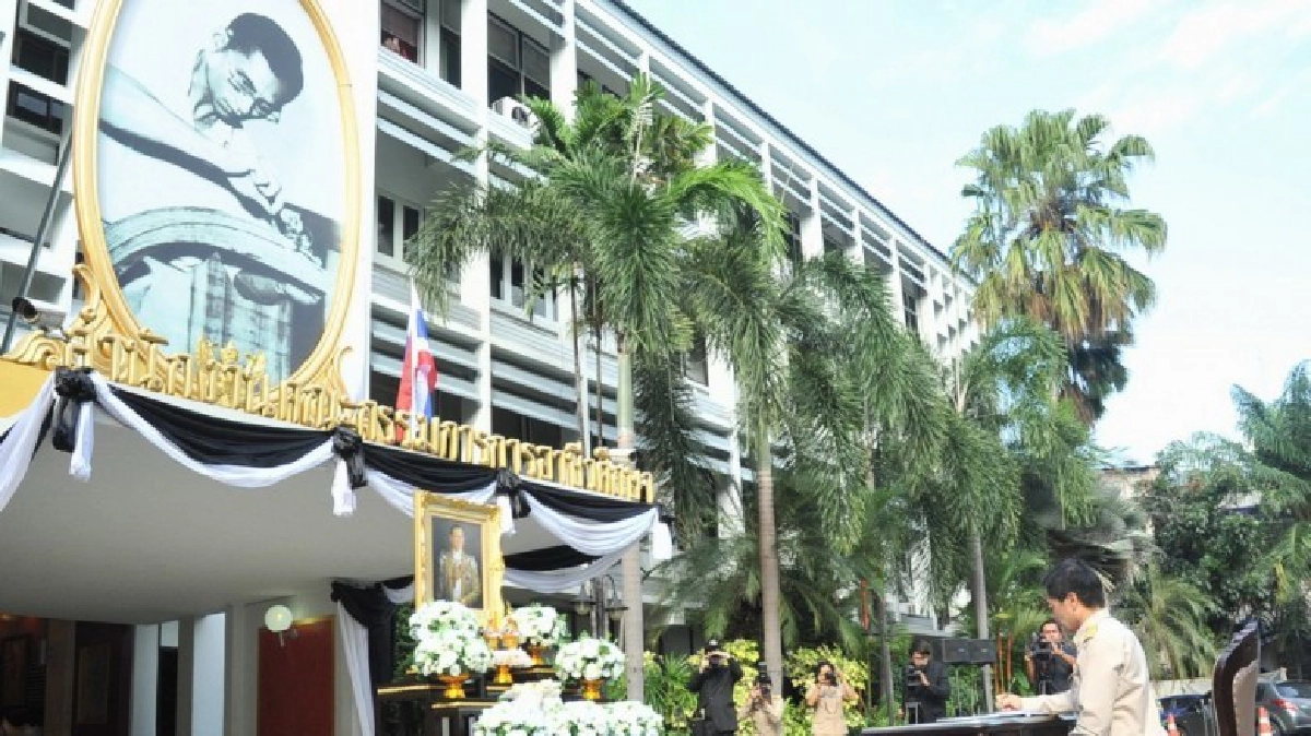 เลขาฯอาชีวะนำคณะน้อมเกล้าถวายความอาลัย ชูทำริบบิ้น9ล้านชิ้น เลขาฯอาชีวะนำคณะน้อมเกล้าถวายความอาลัย ชูทำริบบิ้น9ล้านชิ้น