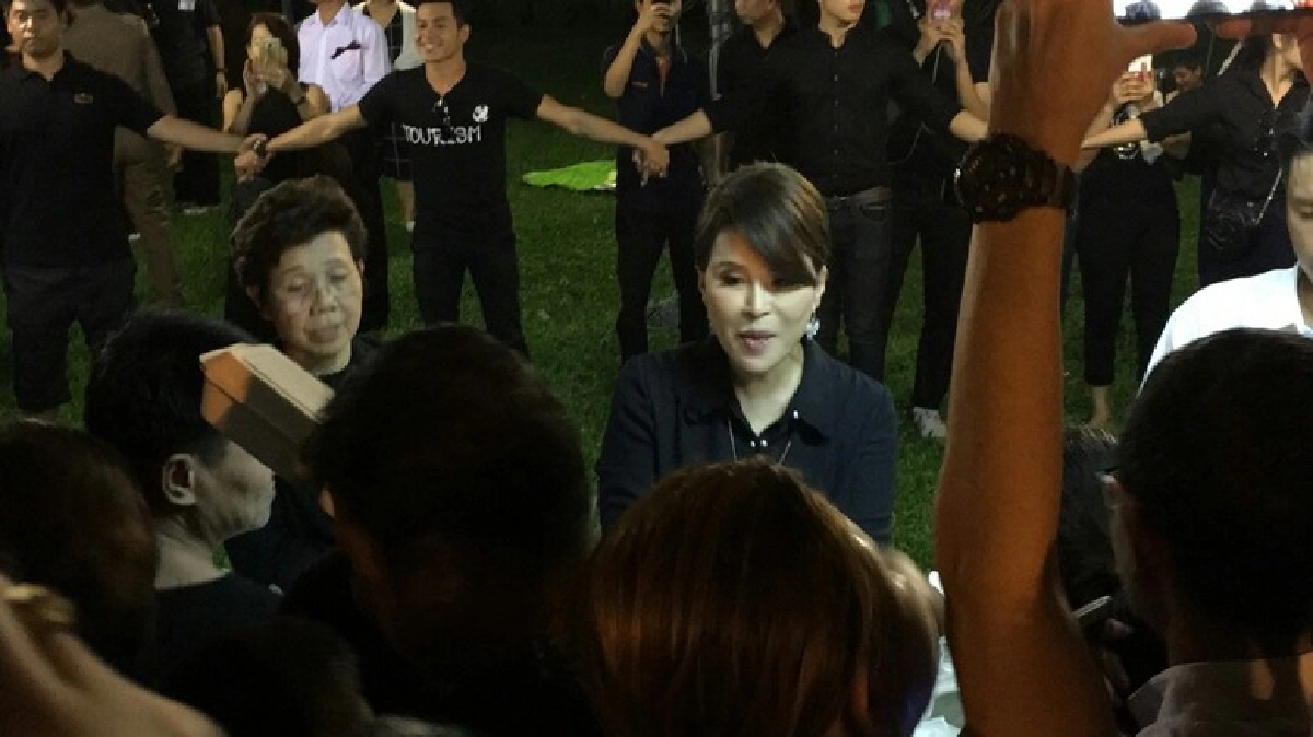 ทูลกระหม่อมหญิงฯ พระราชทานข้าวเหนียวหมูปิ้งแก่ประชาชน ทูลกระหม่อมหญิงฯ พระราชทานข้าวเหนียวหมูปิ้งแก่ประชาชน