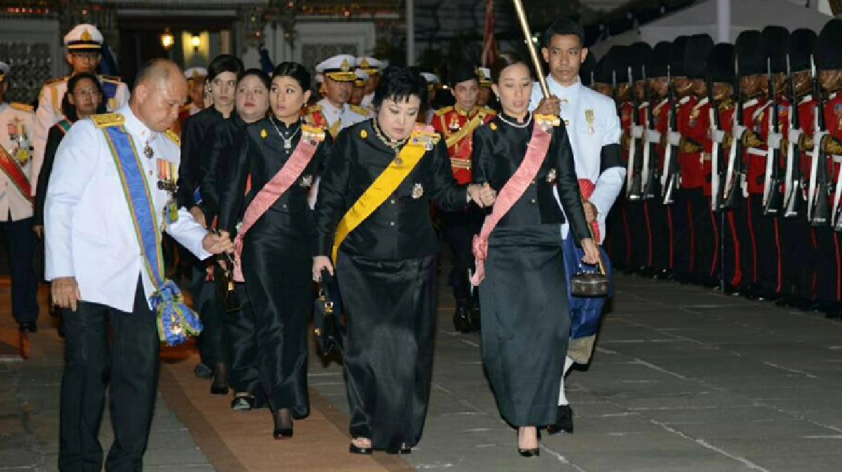 "พระองค์โสม" ทรงห่วงประชาชนประทานข้าวเหนียวไก่ทอด "พระองค์โสม" ทรงห่วงประชาชนประทานข้าวเหนียวไก่ทอด