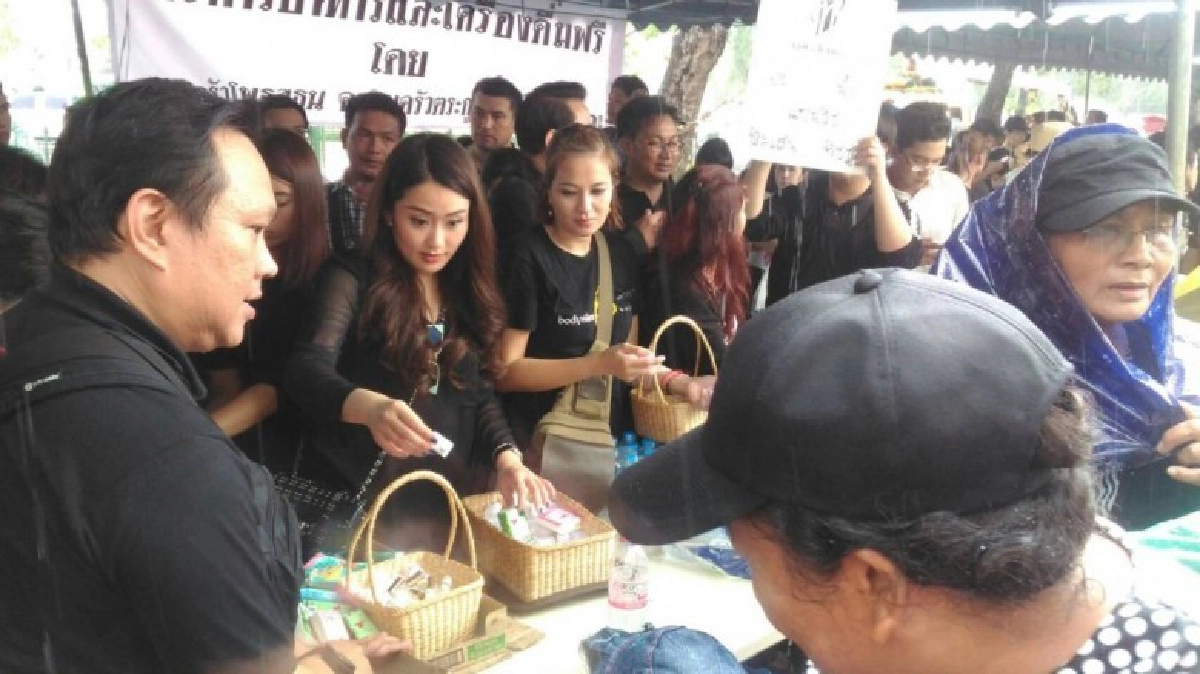 “แพทองธาร”ร่วมแจกน้ำ-อาหาร “แพทองธาร”ร่วมแจกน้ำ-อาหาร