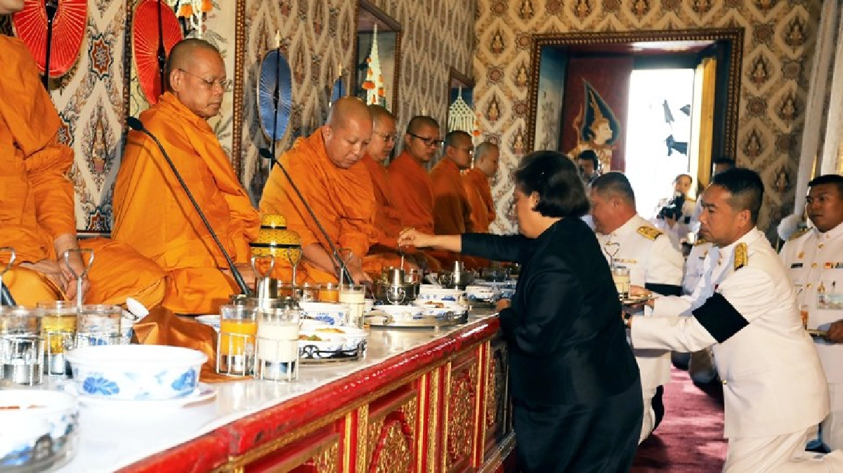 สมเด็จพระเทพ เสด็จฯ ถวายภัตตาหารเช้า สมเด็จพระเทพ เสด็จฯ ถวายภัตตาหารเช้า