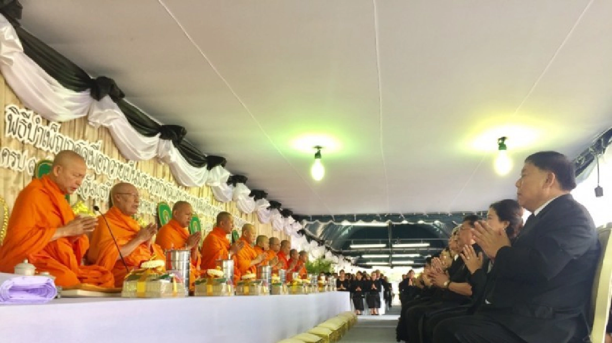 "ผู้ว่าฯกทม." นำ "ขรก.-ปชช.กทม." บำเพ็ญกุศลพระศพ "ในหลวง"