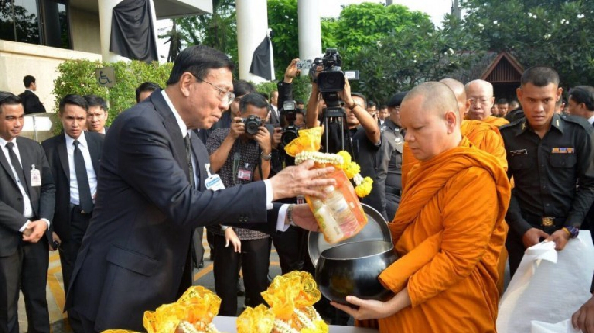 “สนช.-กรธ.สปท. ร่วมพิธีทำบุญตักบาตรพระสงฆ์ 89  รูป  