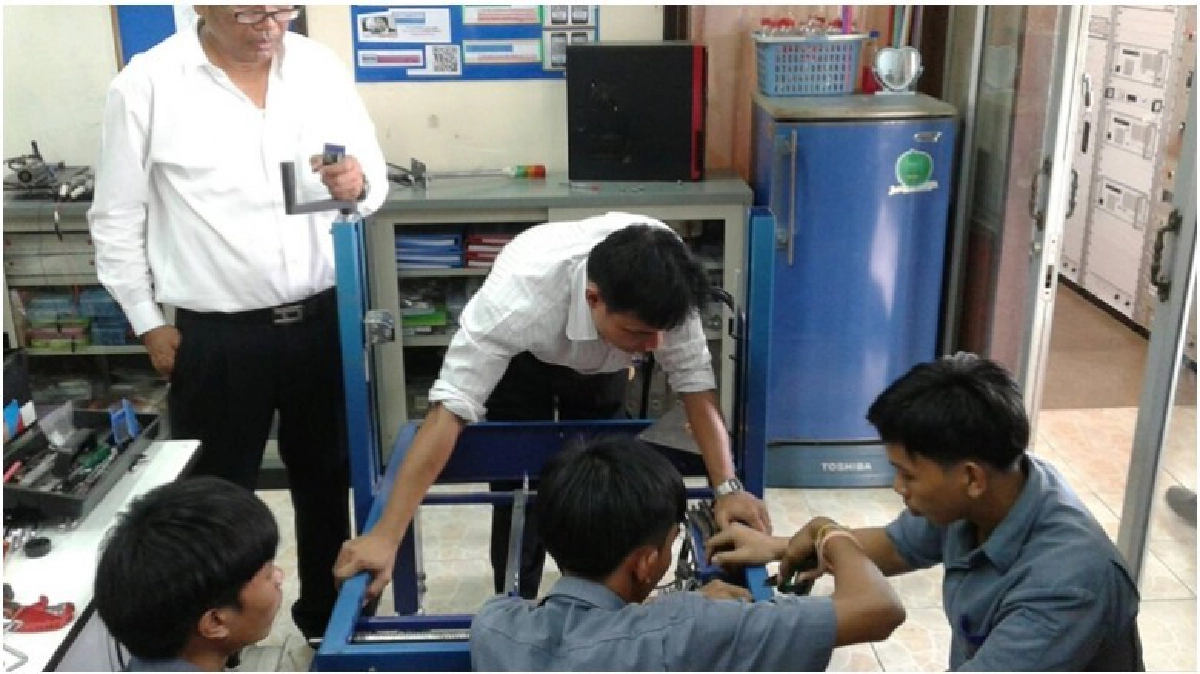 เทคนิคนครนายกประดิษฐ์ “เครื่องย้อมผ้าอัตโนมัติ” บริการฟรั